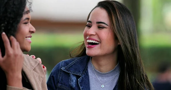 Twee Leuke Vrouwen Samen Lachen Spontaan Meisje Lacht — Stockfoto