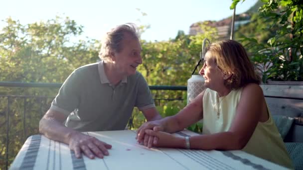 Egy Felnőtt Házaspár Akik Otthon Ülnek Teraszon Együtt Nevetnek Valódi — Stock videók