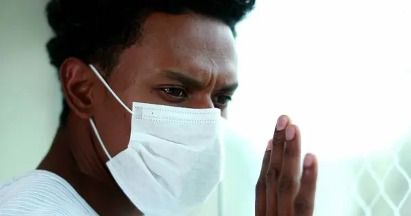 Black Man Quarantine Wearing Virus Mask Looking Out — Fotografia de Stock