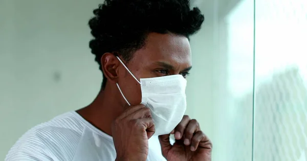 African American Man Putting Covid Mask Black Person Puts Virus — Fotografia de Stock