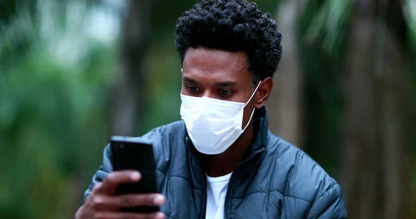 Black African Man Checking Cellphone Wearing Covid Mask Outdoors — Fotografia de Stock