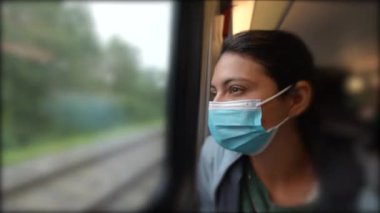 Trendeki cerrahi maske takan yolcu seyahat ediyor.