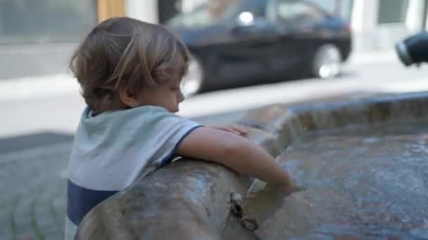 欧洲城市街道公共喷泉中的儿童饮料 — 图库视频影像
