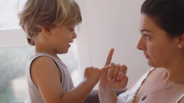 Matka Syn Przysięgają Mały Palec Rodzice Dzieci Obiecują Związek Mamy — Wideo stockowe