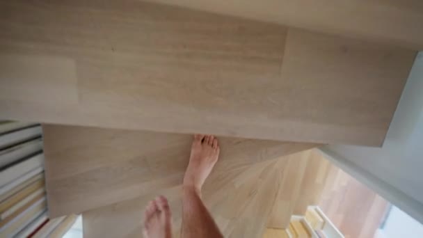 Человек Военнопленный Поднимается Лестнице Помещении Точка Зрения Восхождение Ступеньках Ногах — стоковое видео
