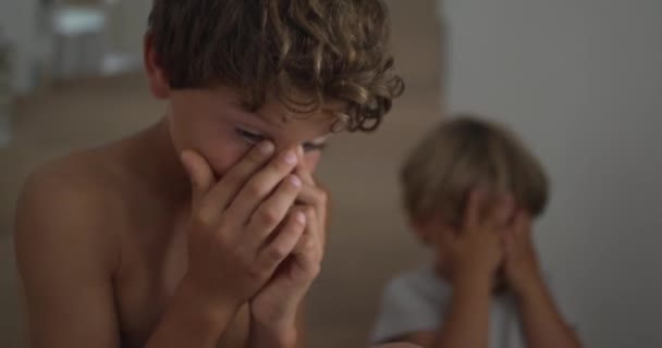 Niño Frustrado Cubriendo Cara Con Mano Hermano Menor Imitando Hermano — Vídeos de Stock