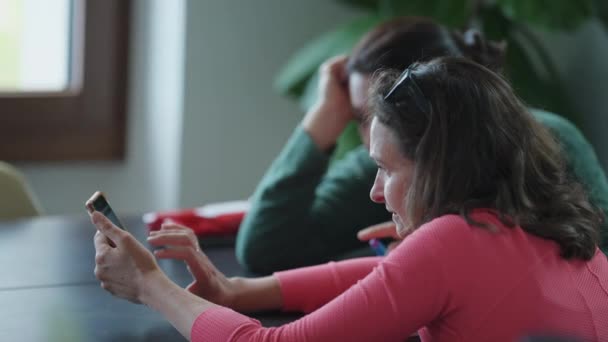 Candid Duas Mulheres Olhando Para Dispositivo Smartphone Com Decepção Amigos — Vídeo de Stock