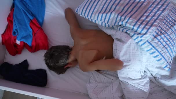 Egy Tinédzser Fiú Felébred Reggeli Ágyban Nyújtózkodó Testtel Férfi Gyermek — Stock videók