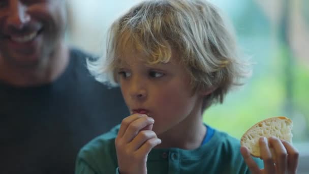 Çocuk Elinde Ekmek Tutan Samimi Bir Çocukla Restoranda Oturuyor — Stok video