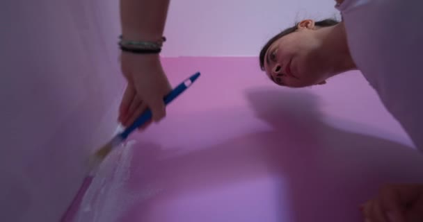 Pessoa Pintando Parede Roxa Com Pincel Pintura Mulher Fazendo Casa — Vídeo de Stock