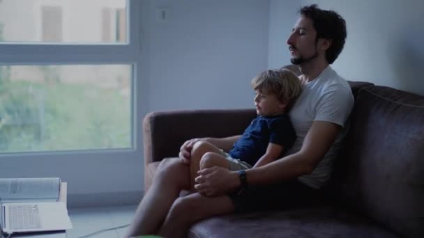 Padre Figlio Stanno Insieme Sul Divano Casa Una Candida Bambina — Video Stock