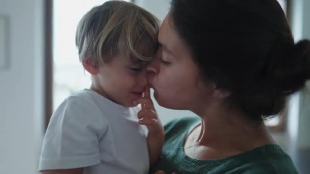 Mère Embrassant Bébé Garçon Fils Candid Authentique Parent Féminin Tenant — Video