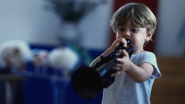 Çeride Trompet Çalan Yaratıcı Çocuk Küçük Çocuk Müzik Aleti Alıştırması — Stok video