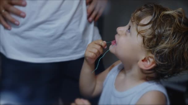 Dents Fil Dentaire Pour Enfants Parent Aidant Petit Garçon Passer — Video