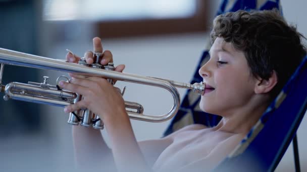 Rapazinho Tocar Instrumento Musical Criança Toca Trompete Dentro Casa Miúdo — Vídeo de Stock