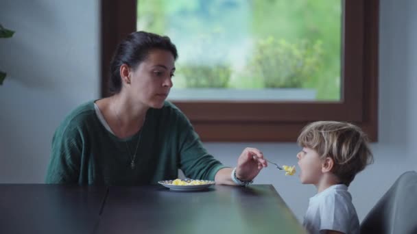 Anya Otthon Eteti Gyereket Őszinte Szülő Eteti Délutáni Snack Kisfiú — Stock videók
