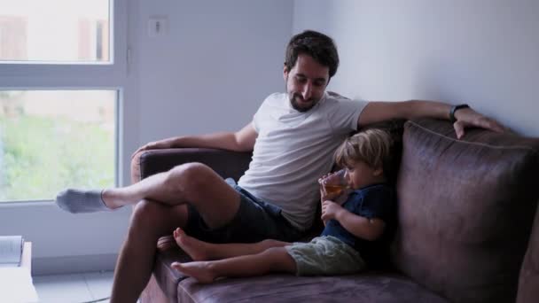 Vater Und Sohn Sitzen Hause Auf Der Couch Vater Und — Stockvideo