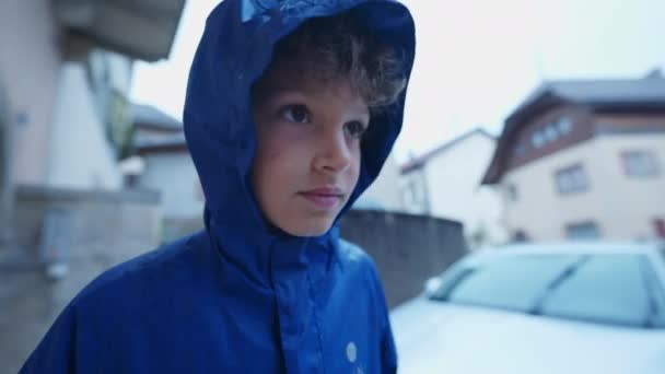 Dětská Tvářička Modrém Plášti Procházející Venku Ulici Deštivém Dni Chlapec — Stock video