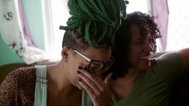 Üç mutlu siyah kadın birlikte gülüyor. Güney Amerikalı, Latin, yetişkin kız arkadaşlar takılıyor. İnsanlar gerçek hayatta güler ve gülümser.