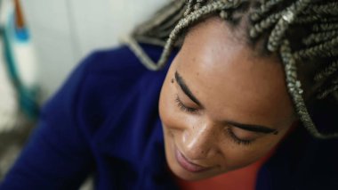 Düşüncelere dalmış genç bir İspanyol kadın gözlerini açıyor. Meditasyon yapan Brezilyalı Latin yetişkin kız gökyüzüne bakıp minnettarlık duyuyor.