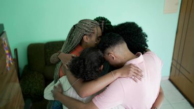 İnsanlar birbirlerine sarılıyor, grup desteği alıyor ve yardım ediyorlar. Aile sevgi ve sevgiyle kucaklaşır.