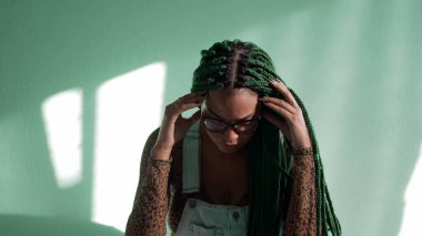 Kafası karışık, siyah saçlı, yetişkin Afrikalı bir kız. Endişeli, düşünceli, düşünceli, siyah bir kız karar veriyor. İkilem duygusu