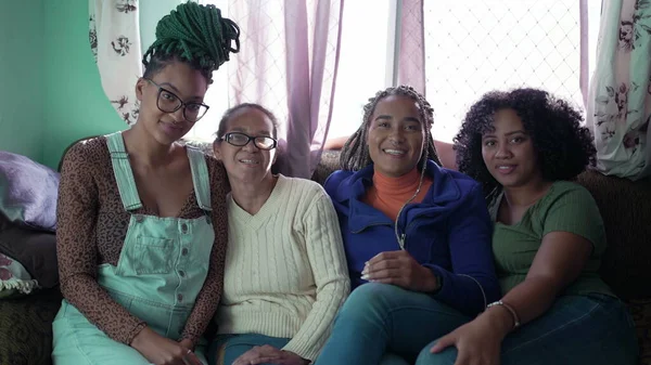Cztery Latynoskie Czarne Kobiety Siedzące Kanapie Patrzące Uśmiech Kamery Południowoamerykańska — Zdjęcie stockowe