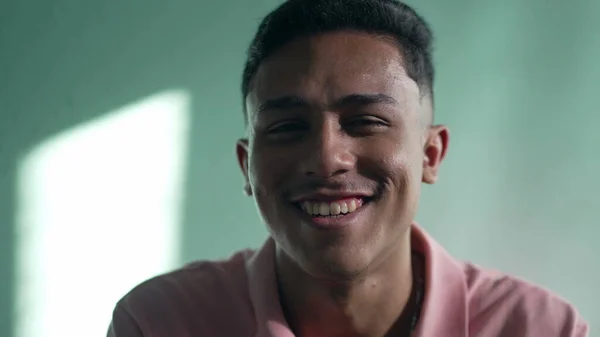 Mutlu Güney Amerikalı Adam Gülümseyen Portre Yüzünü Yakından Çek Kendine — Stok fotoğraf