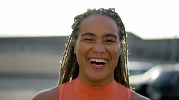 Портрет Чорної Гізпаніки Латина Молода Жінка Посміхається Перед Камерою Бразильська — стокове фото
