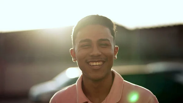 Pemuda Amerika Selatan Yang Ceria Pria Brasil Tersenyum Berdiri Luar — Stok Foto