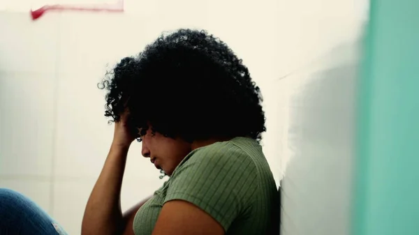 一个绝望的年轻黑人女人在厨房地板上有精神问题患有抑郁症的富有戏剧性的非裔美国人 — 图库照片