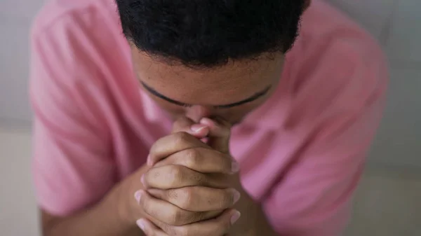 Joven Esperanzado Oración Las Manos Persona Cercana Orando Dios Individuo —  Fotos de Stock
