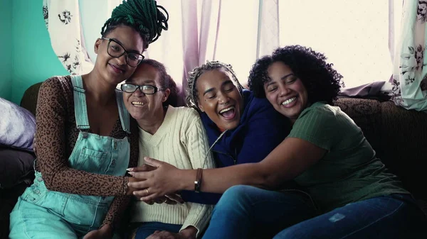 Mutlu Brezilyalı Kadınlar Sarılıyor Neşeli Güney Amerika Latin Halkı Kucaklaşır — Stok fotoğraf