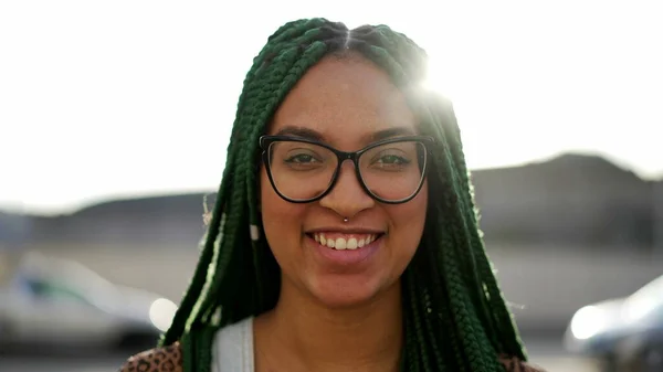 屋外で笑顔立っている幸せな若いヒスパニック系黒人女性 閉鎖顔肖像画の楽しいです南アメリカの女性の人とともに編組髪型 — ストック写真