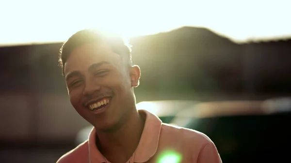 Radostný Jihoamerický Mladý Muž Brazilský Usměvavý Muž Stojící Venku Slunci — Stock fotografie