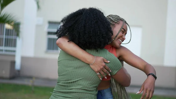 Две Молодые Женщины Прыгающие Радости Праздновании Счастливые Подруги Обнимаются Обнимаются — стоковое фото