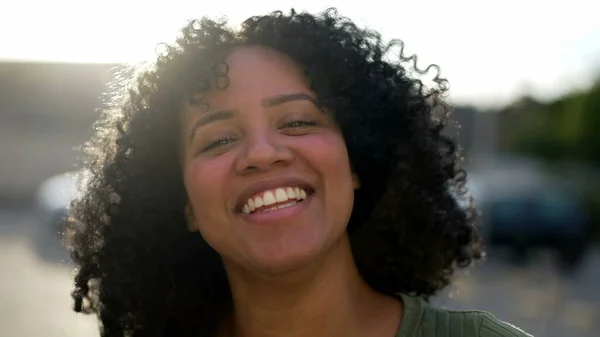Portret Szczęśliwej Brazylijskiej Czarnej Kobiety Bliska Stojącej Zewnątrz Słońcu Jeden — Zdjęcie stockowe