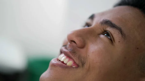 ヒスパニック系の若い男を閉じる顔を熟考の空を見て 南アメリカブラジル人が目を閉じて瞑想を開く目笑顔 — ストック写真
