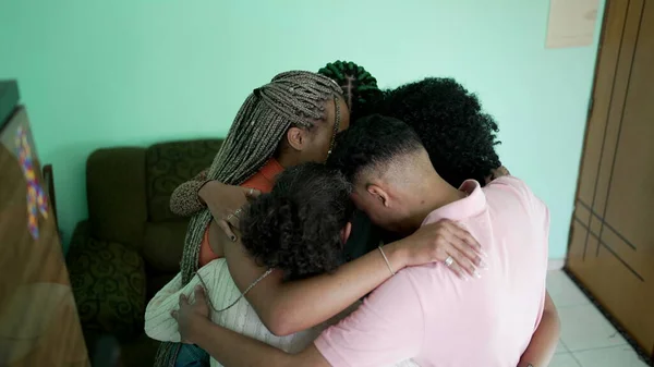 Nsanlar Birbirlerine Sarılıyor Grup Desteği Alıyor Yardım Ediyorlar Aile Sevgi — Stok fotoğraf