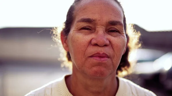 Южноамериканская Старшая Женщина Портрет Лица Крупным Планом Стоит Снаружи Серьезным — стоковое фото