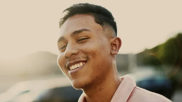 ある若いヒスパニック系の男性の肖像画は笑顔に直面している 閉鎖ブラジル人男性 — ストック写真