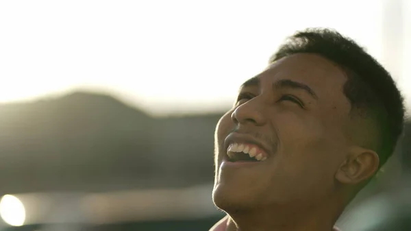 Jovem Hispânico Extático Virando Cabeça Para Céu Sorrindo Com Esperança — Fotografia de Stock