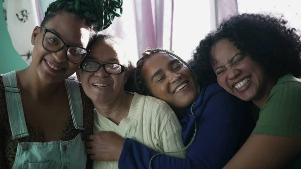 브라질 여성들이 껴안고 있습니다 즐거운 아메리카 인들은 집안에서 어머니를 껴안고 — 스톡 사진