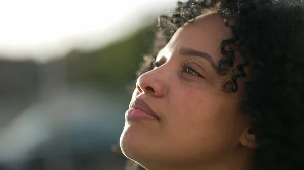 Una Joven Mujer Negra Mirando Cielo Cerrando Los Ojos Contemplación — Foto de Stock