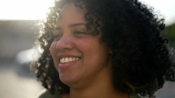 Porträtt Glad Brasiliansk Svart Ung Kvinna Närbild Ansikte Står Utomhus — Stockfoto