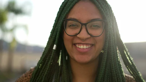 Egy Boldog Brazil Fekete Felnőtt Lány Portréja Aki Odakint Mosolyog — Stock Fotó