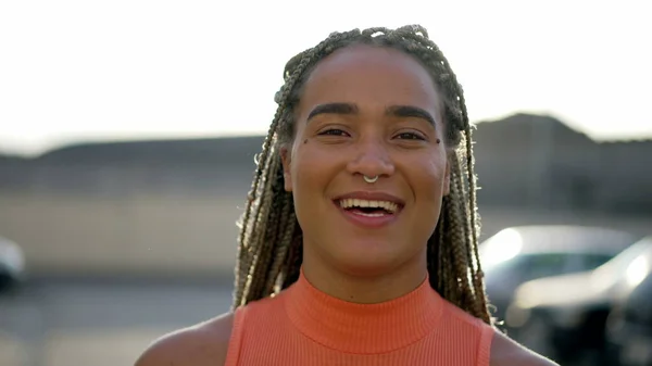 Retrato Uma Jovem Latina Hispânica Negra Sorrindo Para Câmera Brasileiro — Fotografia de Stock