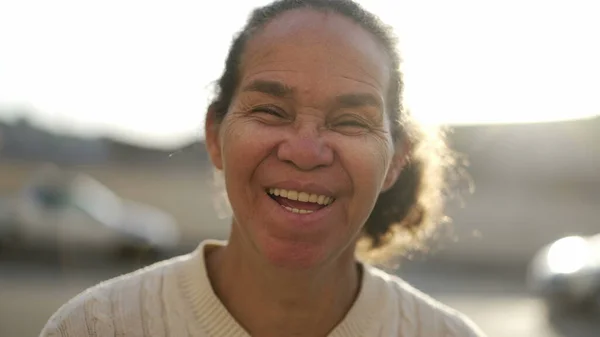 Радостная Латиноамериканка Постарше Портретным Лицом Улыбается Смеется Счастливая Южноамериканская Старшая — стоковое фото