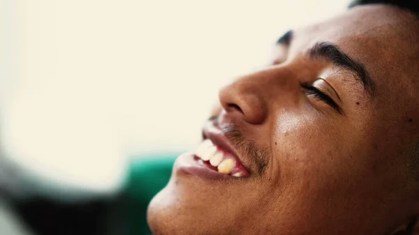 Щасливий Гісномовець Закриває Очі Споглядання Роздуми Бразильська Людина Закриває Очі — стокове фото