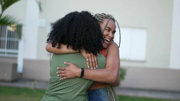 Dvě Mladé Ženy Skákající Radostí Oslavu Šťastné Přítelkyně Objímají Objímají — Stock fotografie